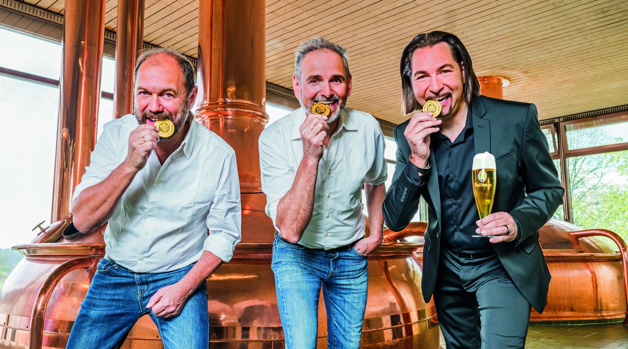 So sehen Sieger aus: Bernhard Vötter (1. Braumeister), Bernhard Ebner (2. Braumeister) und Brauereichef Dieter Schmid freuen sich über den-Medaillenregen für ihre Biere.