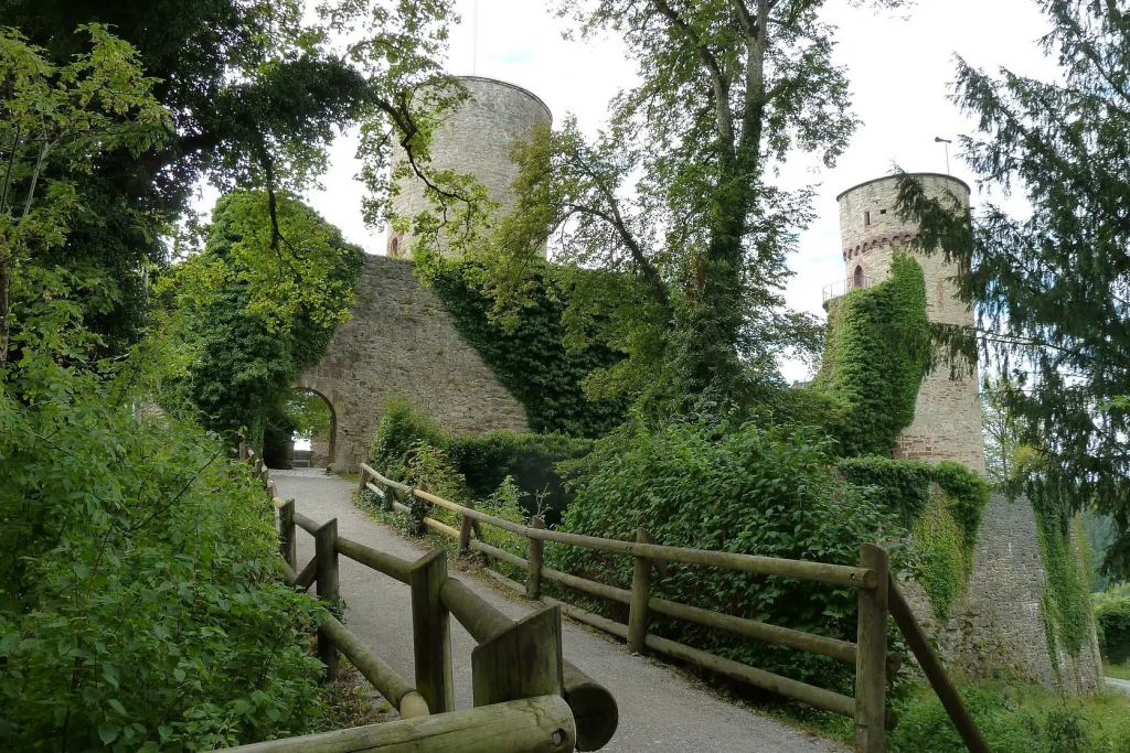 Macht mit ihren mächtigen Mauern mächtig Eindruck: die Burgruine Hohennagold.
