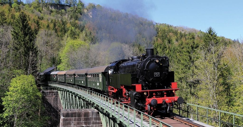 Nach so vielen Kilometern in den Beinen tut zwischendurch eine Fahrt mit dem Zug richtig gut – besonders auf der für viele schönsten Museumsbahn Deutschlands, der „Sauschwänzlebahn“.