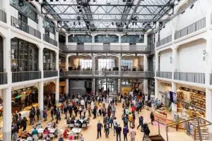 Blick von oben hinunter in einen der großen Lichthöfe im Hallenbau Karlsruhe bei Ausstellung mit vielen Besuchern