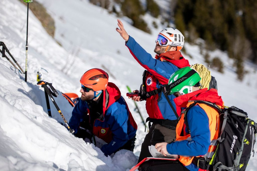 Retter der Bergwacht kämpfen sich bei Einsatz an Seilen in tiefem Schnee nach oben