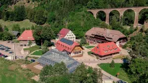Spektakulär die Lage des Hofguts Sternen. Zu sehen ist von oben die traditionsreiche Hotelanlage mit den Nebengebäuden und das spektakuläre steinerne hohe Ravennaviadukt mit seinen Bogen.