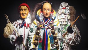 Salzgeist hat Maske, Zipfelmütze, bemalten Leinenkittel, Saublooter. Narro trägt Maske, Fuchsschwanz, Halskrause, Glocken und Salzhansel Häs aus aufgenähten Salzsäckchen und Glöckchen.