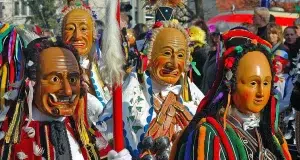 Narrensprung in Rottweil. Tausende von Narren sind unterwegs. Hier vier verschiedene Narrenfiguren mit ihren eindrucksvollen Masken