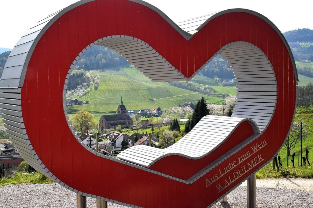 Ein großes Herz mit Durchblick auf Weinlandschaft