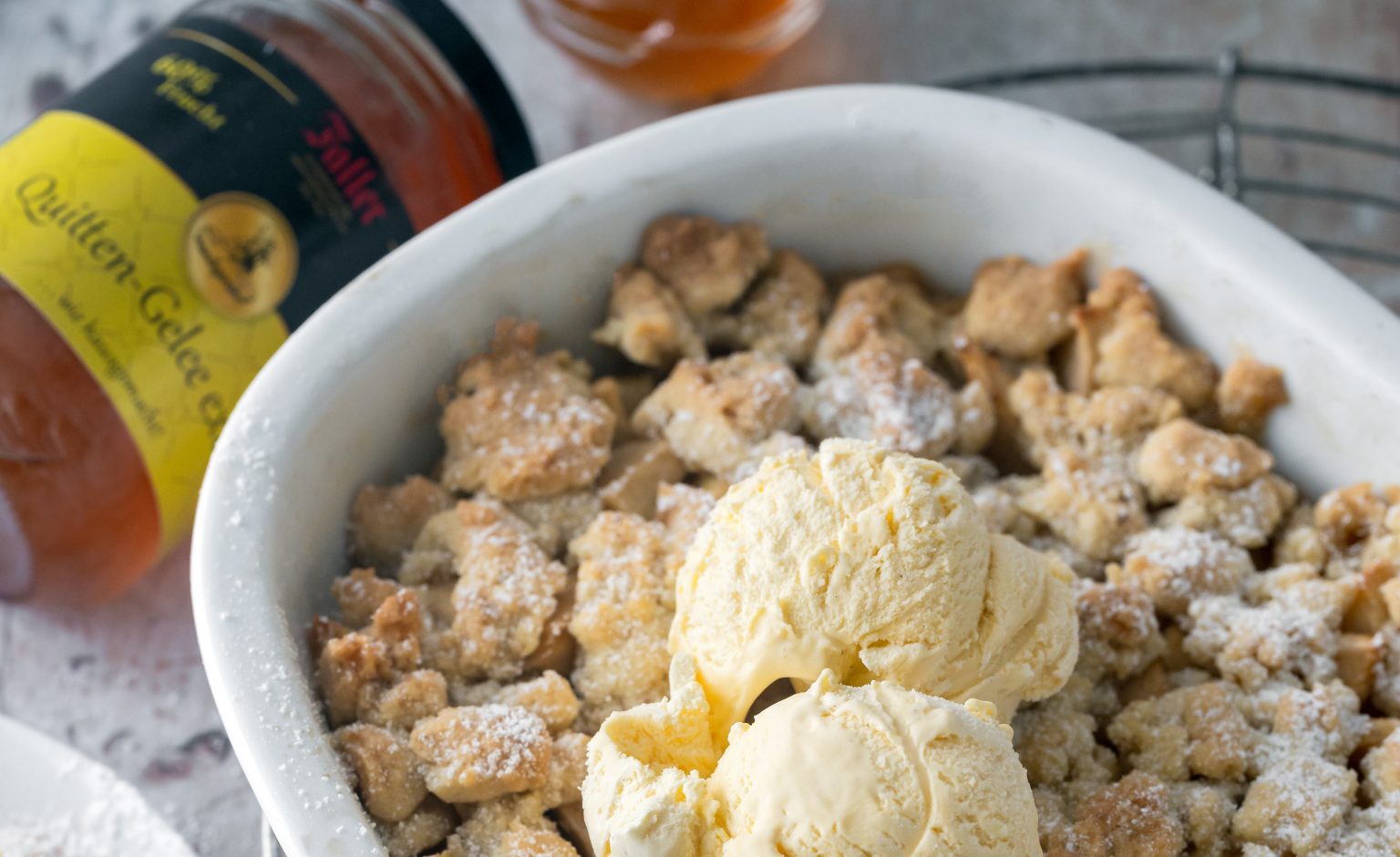 Rezept des Monats Oktober: Apfel- Crumble mit Quitten-Gelee Rezept des Monats Oktober: Apfel- Crumble mit Quitten-Gelee