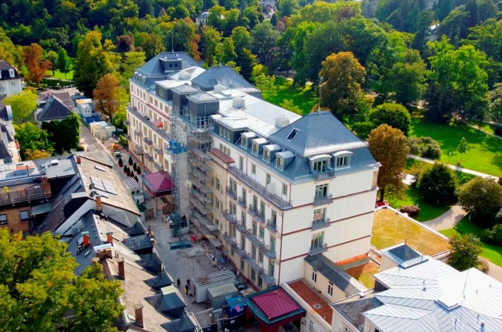 Blick auf den Hauptbauz Brenners Parkhotel Sanierung Außenfassade