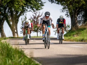 Der 26. Riderman in Bad Dürrheim ging am vergangenen Wochenende mit strahlenden Gesichtern zu Ende. Bei prächtigem Spätsommerwetter feierten über 1.000 Starterinnen und Starter eine rundum gelungene dreitägige Etappenfahrt. Nach dem dramatischen Massensturz im Vorjahr lag das Hauptaugenmerk der Veranstalter auf einem runderneuerten Sicherheitskonzept – und dieses bewährte sich vollauf.